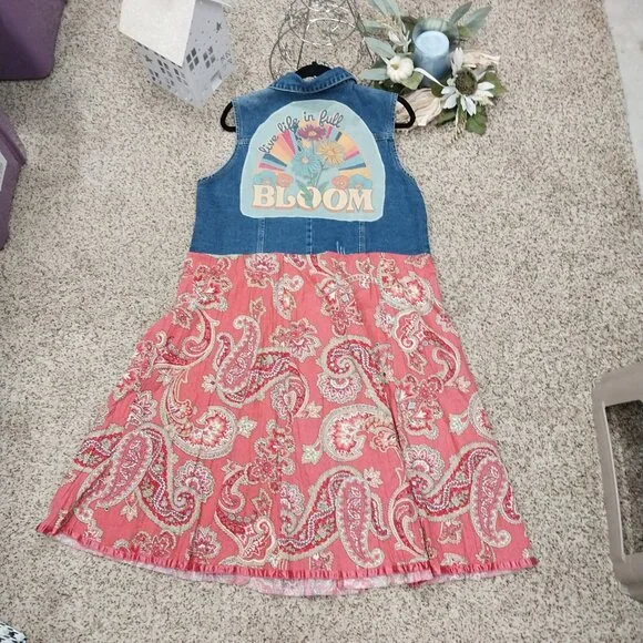 3532 Size XLarge Upcycled Jean Vest with Appliqued Flowers in Gold and Green. - Picture 4 of 7